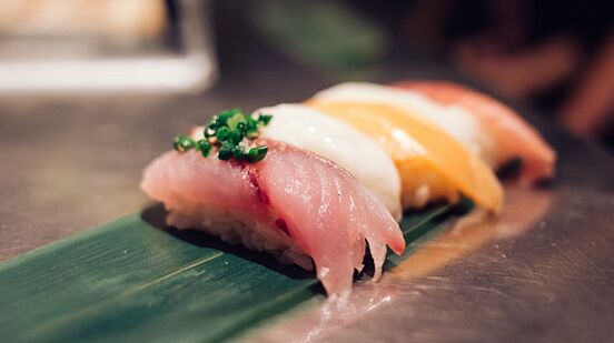 鲜鱼菜肴是日本饮食中蛋白质和脂肪酸的储存库