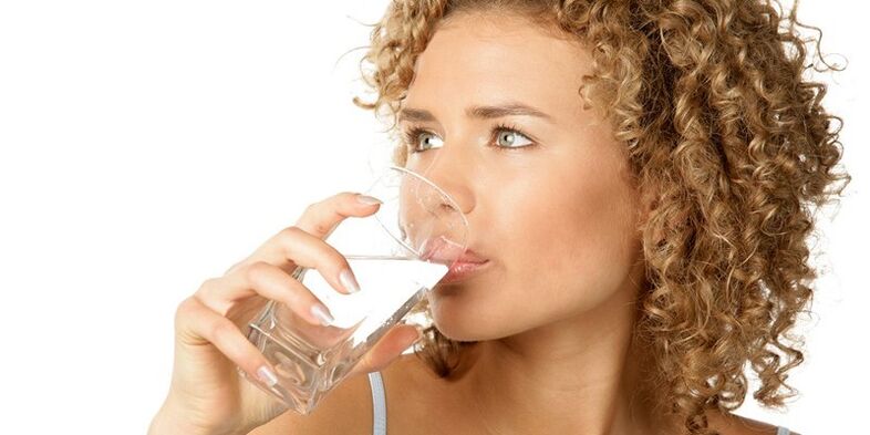 通过饮食饮食，您需要消耗 1. 5 升纯净水以及其他液体