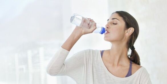 为了快速减肥，您每天至少需要喝 2 升水。